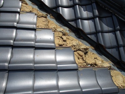 谷樋交換　周辺瓦撤去