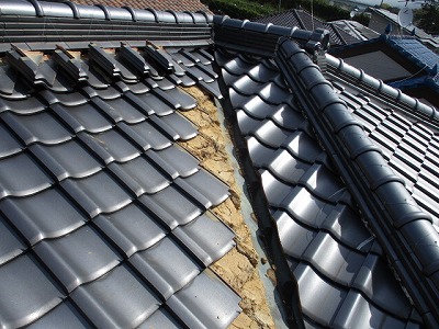 瓦の取り外しと谷周辺の解体