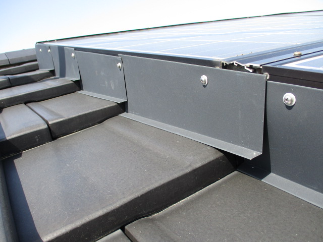 太陽光パネル　板金カバー　隙間　鳥の巣　防ぐ