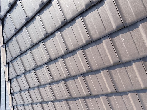 太陽光パネル　豊橋市　鳥の巣　パネル下　平板瓦