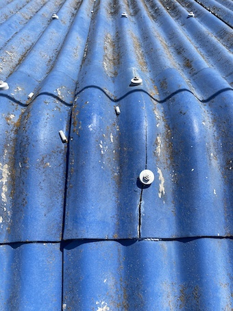大波スレート　棟　雨漏り　倉庫　亀裂