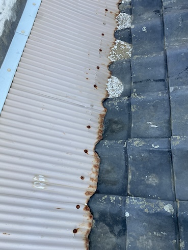 錆びたトタン屋根　雨漏り　修理　交換　豊橋市