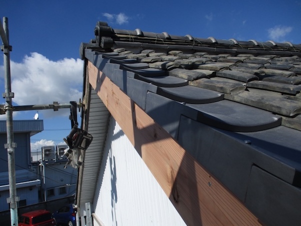 田原市　瓦屋根　破風板　破損　割れ　交換　修理