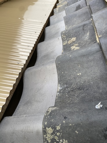 錆びたトタン屋根　雨漏り　修理　交換　豊橋市