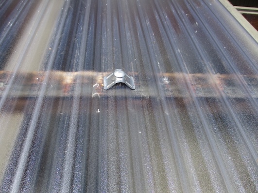 新城市　くすんだ　ポリカ波板　駐輪場　交換