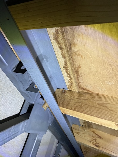 セキスイハイム　天井裏　小屋裏　屋根裏　しみ　雨もり