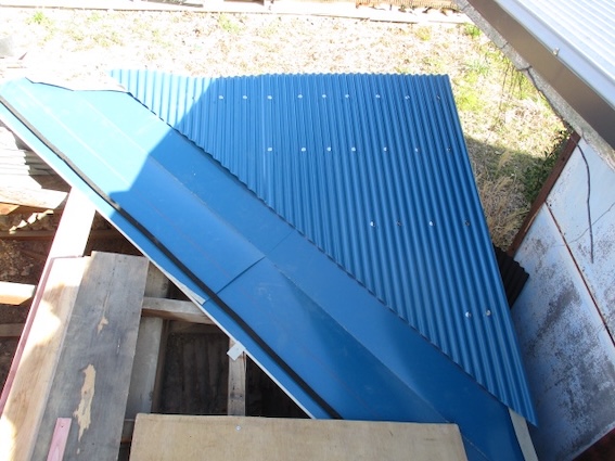 トタン　谷板金　谷樋　ガルバリウム　物置屋根