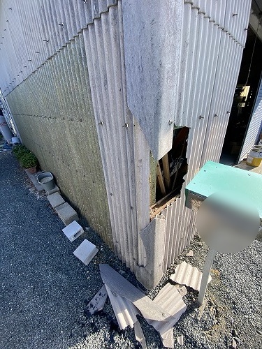 倉庫外壁　車両事故　小波スレート　コーナー役物　豊橋市