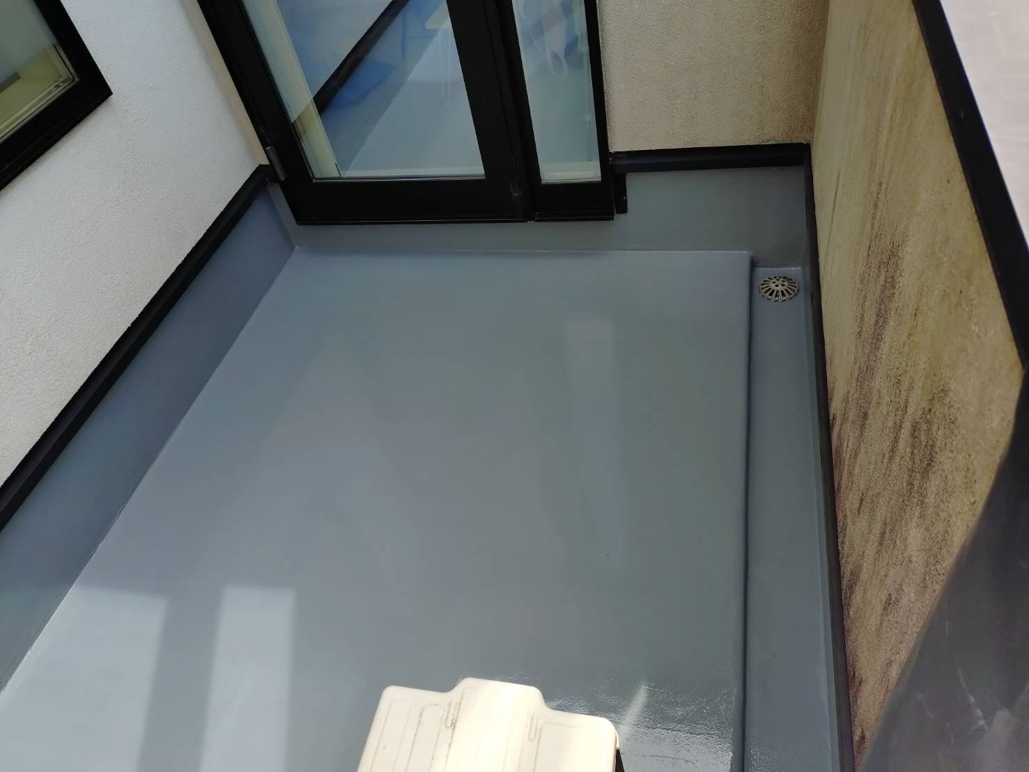 防水材の塗布（中塗り）