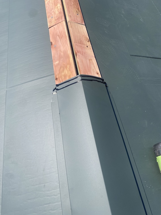 豊川市　セキスイハイム　プレーゲル　屋根　葺き替え　棟　板金　棟包　防腐　下地　貫板