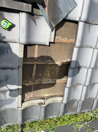 雨漏り　修理　瓦　撤去