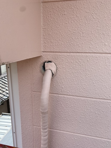 豊橋市　高所作業　エアコン配管　パテ　穴　補修