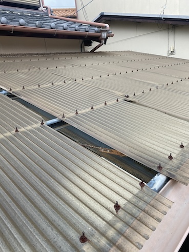 波板屋根　ポリカーボネート　蒲郡市　強風　破損　修理　交換