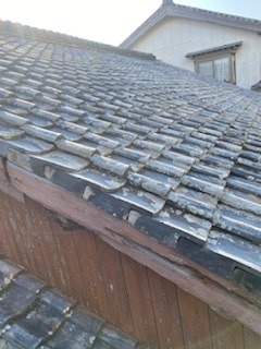 劣化した日本瓦