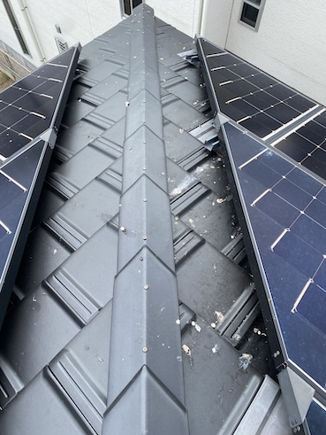 発電パネル　鳥の巣　屋根　フン