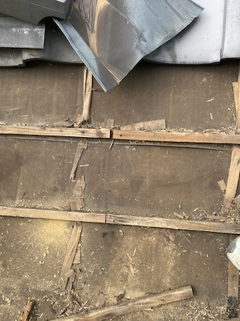 新城市　瓦屋根　雨漏り　瓦の下　腐る　下地