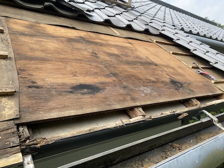 新城市　瓦屋根　雨漏り　瓦の下　腐る　下地　野地