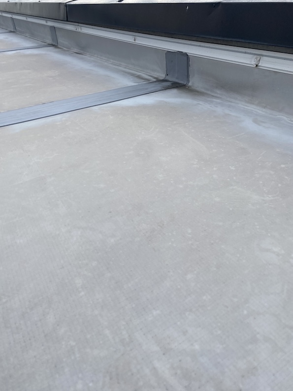 豊橋市　陸屋根　３階建て　屋上　防水　雨漏り　シート防水　色褪せ