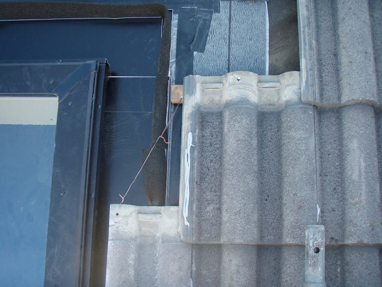 トップライト廻り　瓦納め