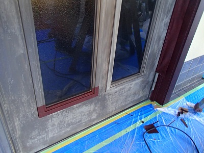 所沢市　玄関ドア　ダイノック施工中