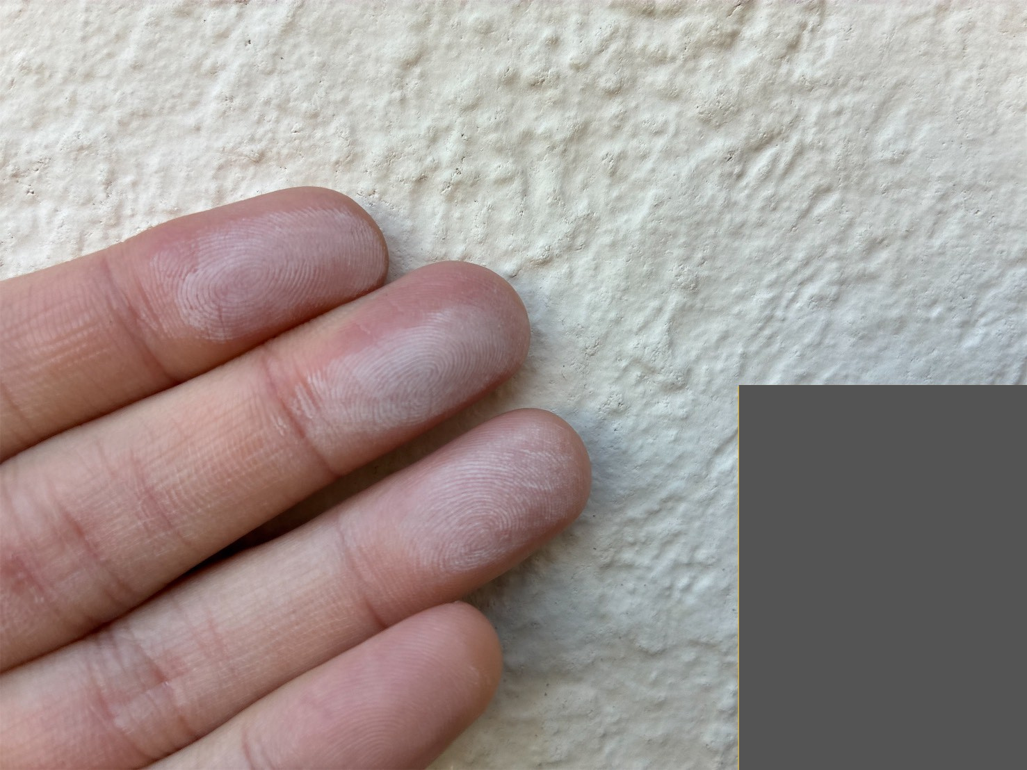 クリーム色の外壁のチョーキング現象