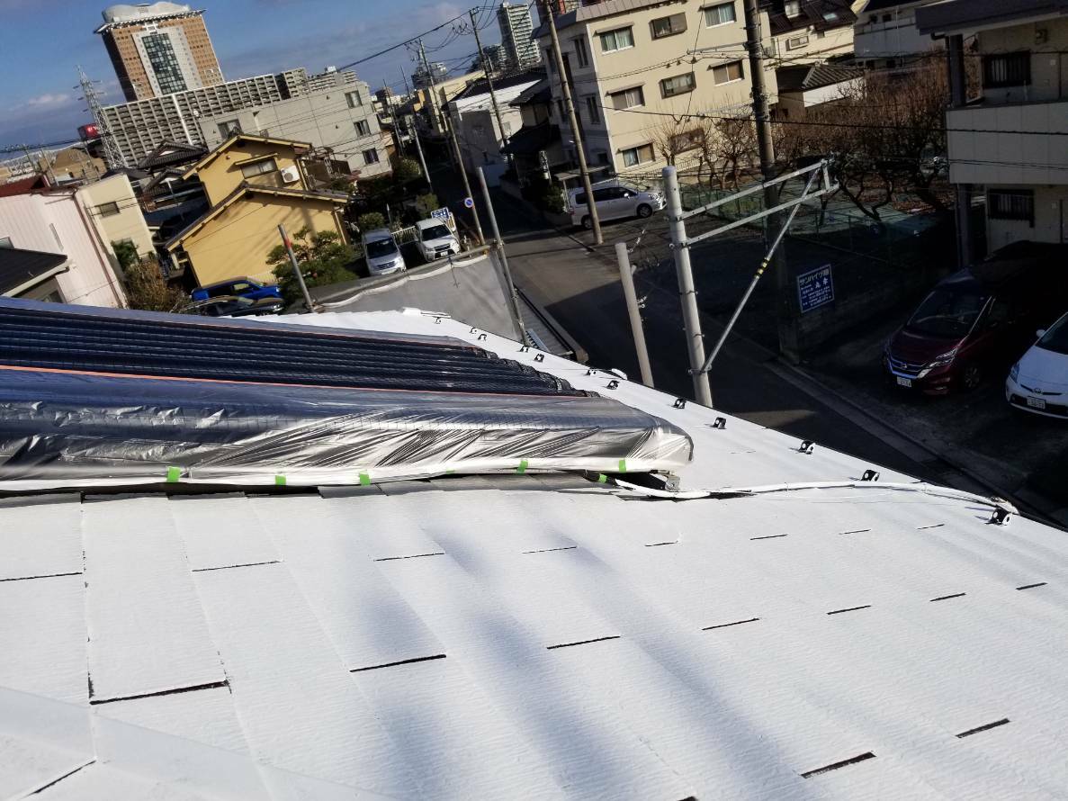 下塗り(白色)で下地を整え密着性を確保