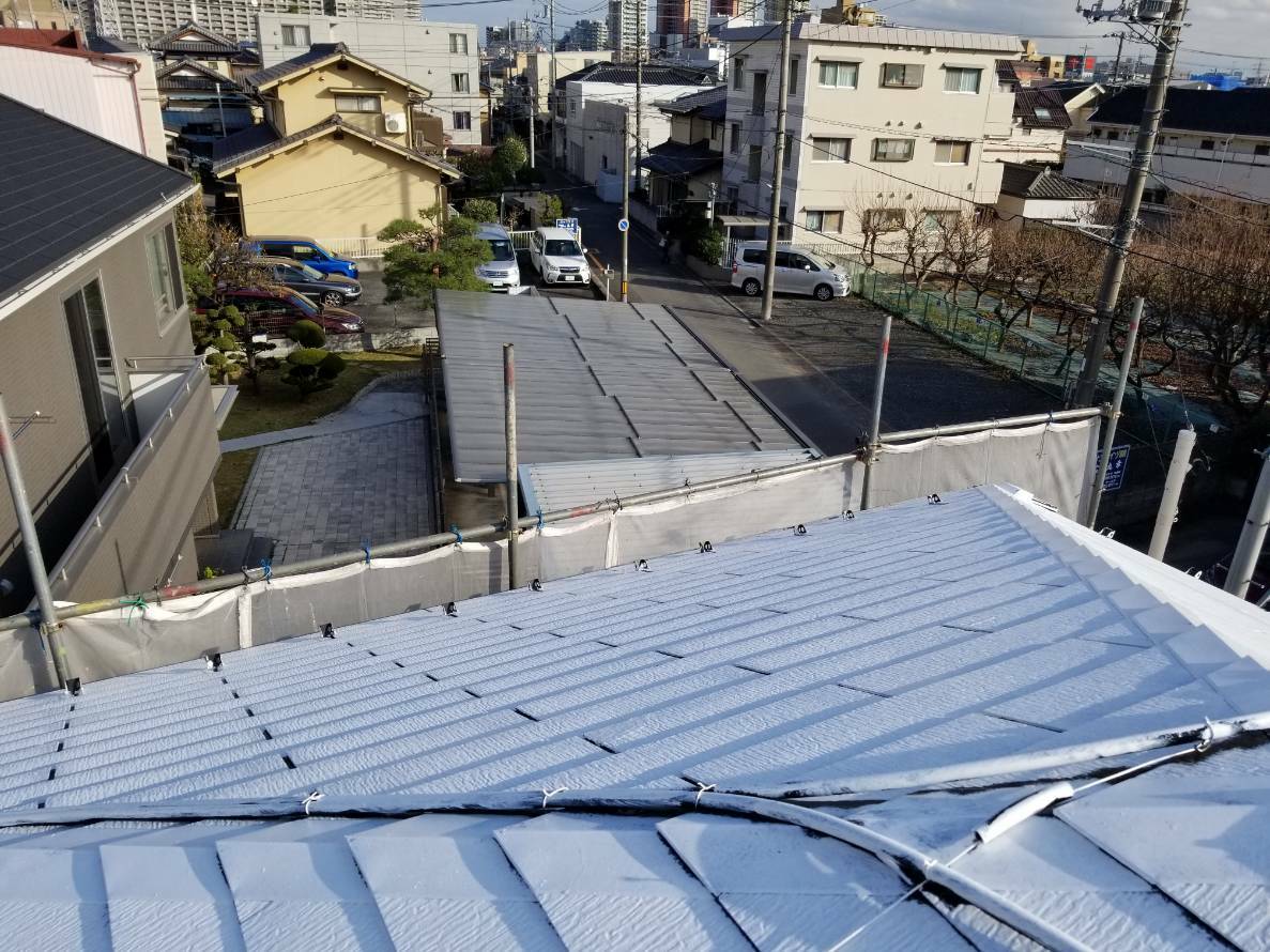 上塗り(赤系)で仕上げ塗膜を形成