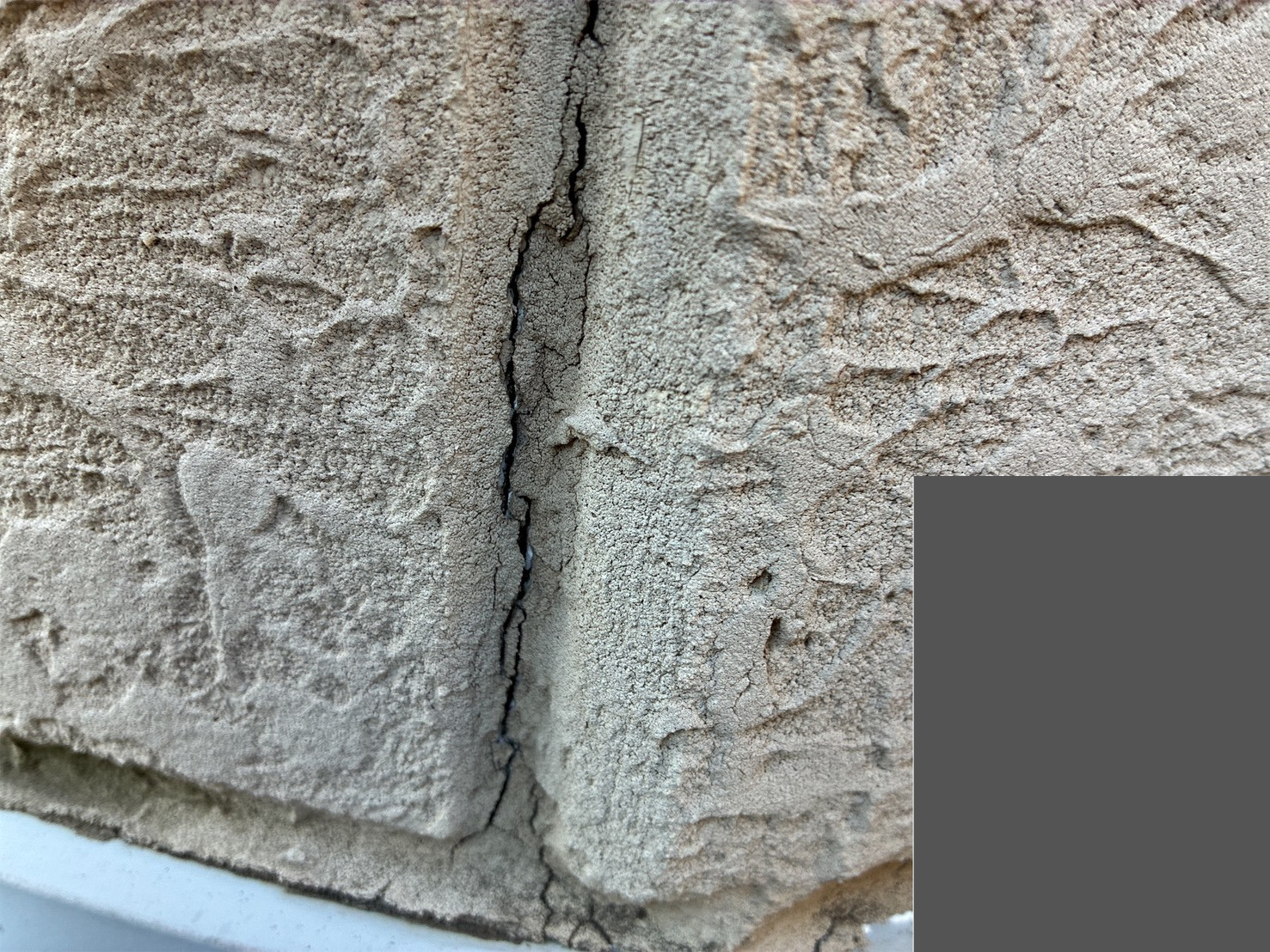 コーナー部分でひび割れた外壁の塗装