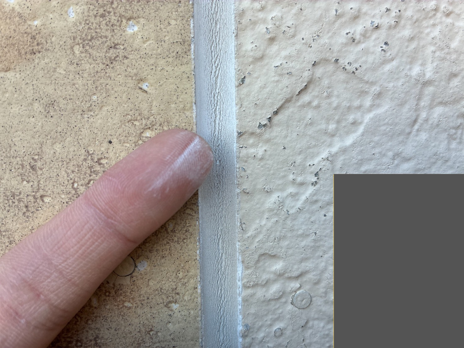 白いシーリングのチョーキング現象