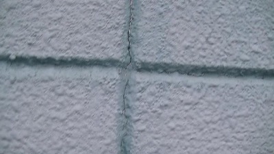 外壁の割れ目のゴム