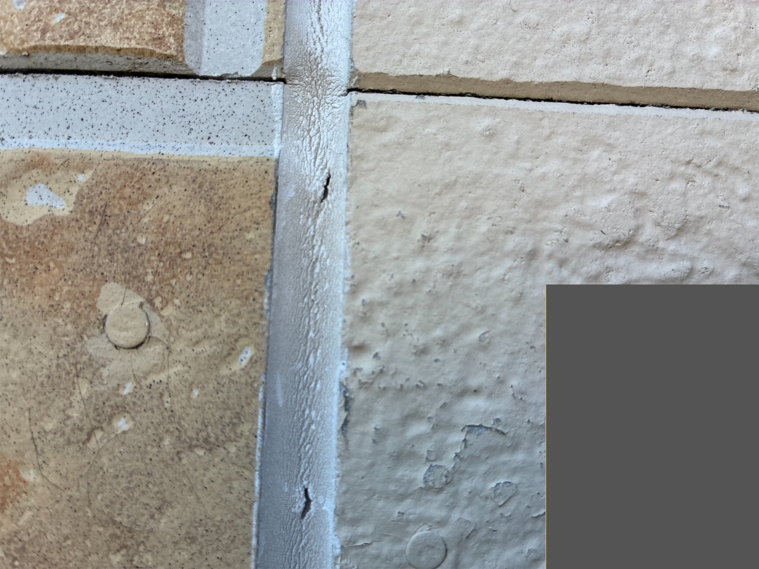 白いシーリングのひび割れと穴