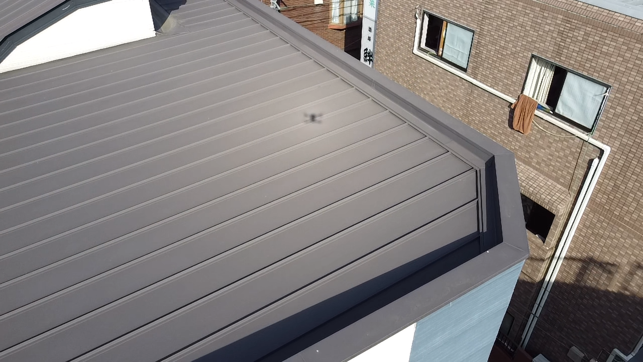 ドローンの影と金属屋根