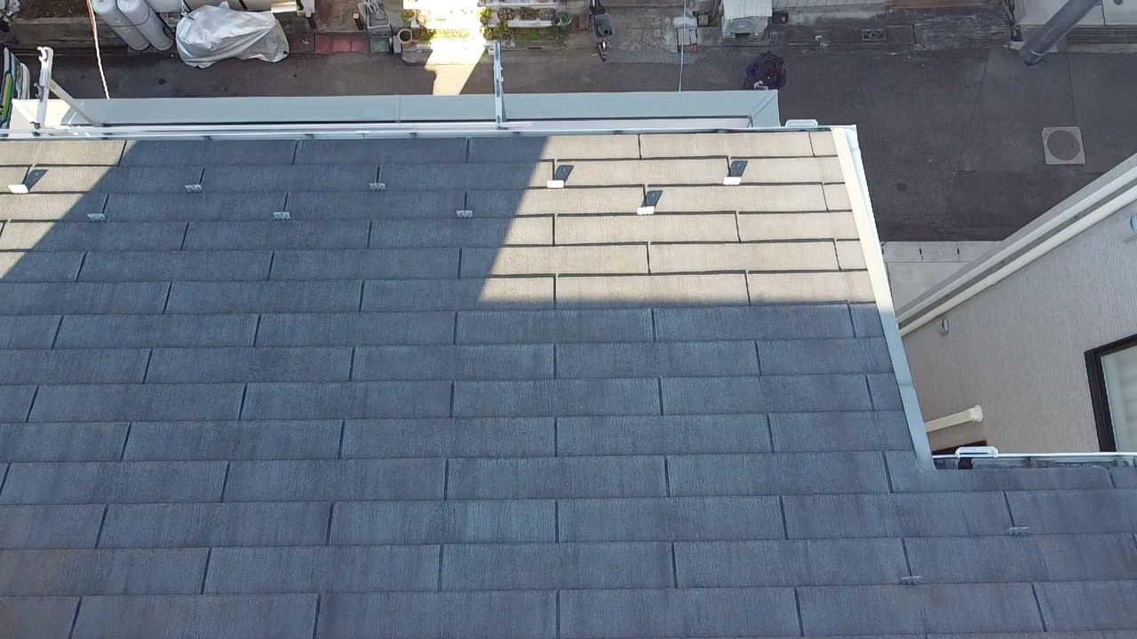 色褪せた片流れのスレート屋根