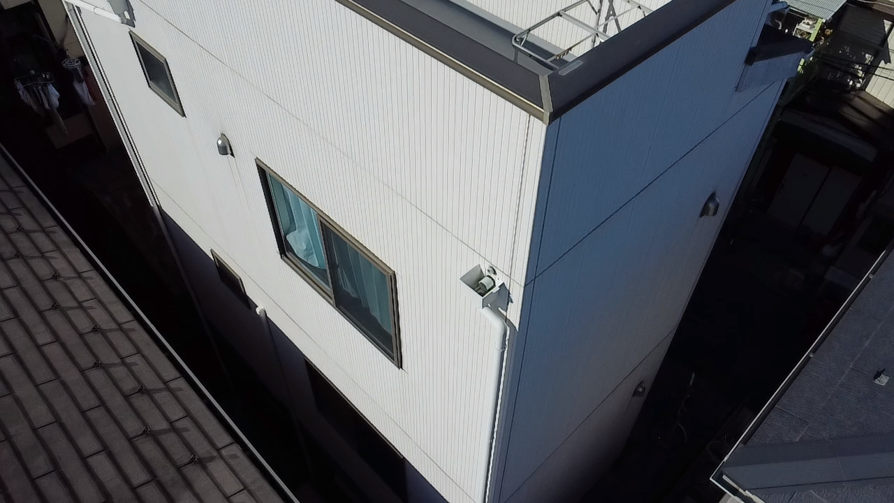 白い外壁と引き違いサッシ