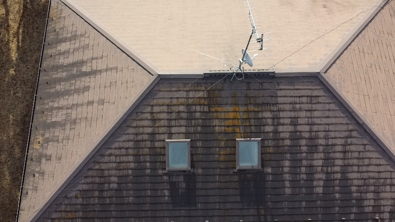 苔のはえた茶色いカラーベスト屋根