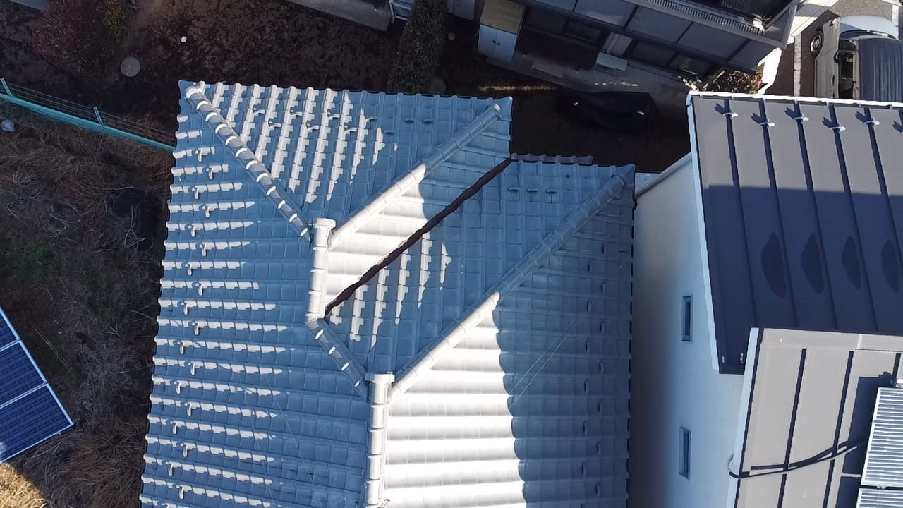 立派な瓦屋根を上から撮影