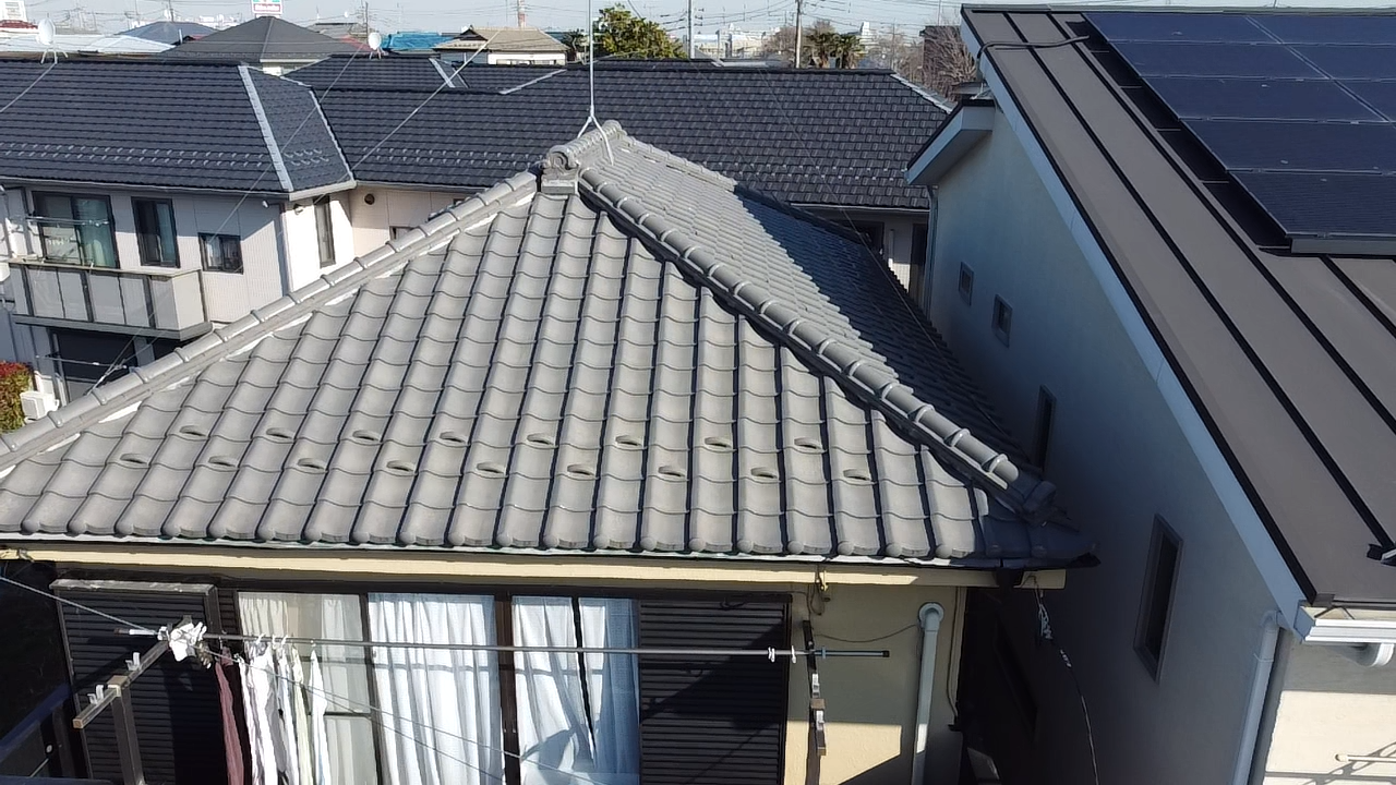 立派な瓦屋根の家