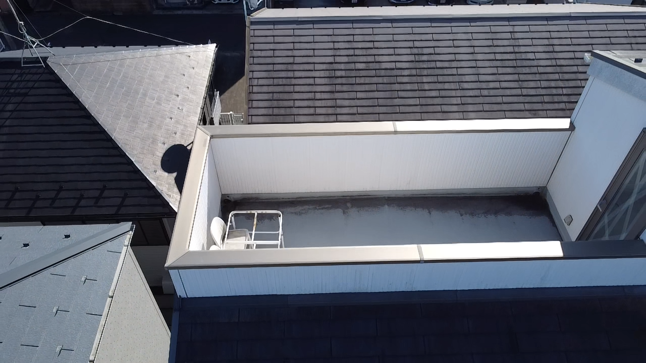 屋上バルコニーの床が汚れている