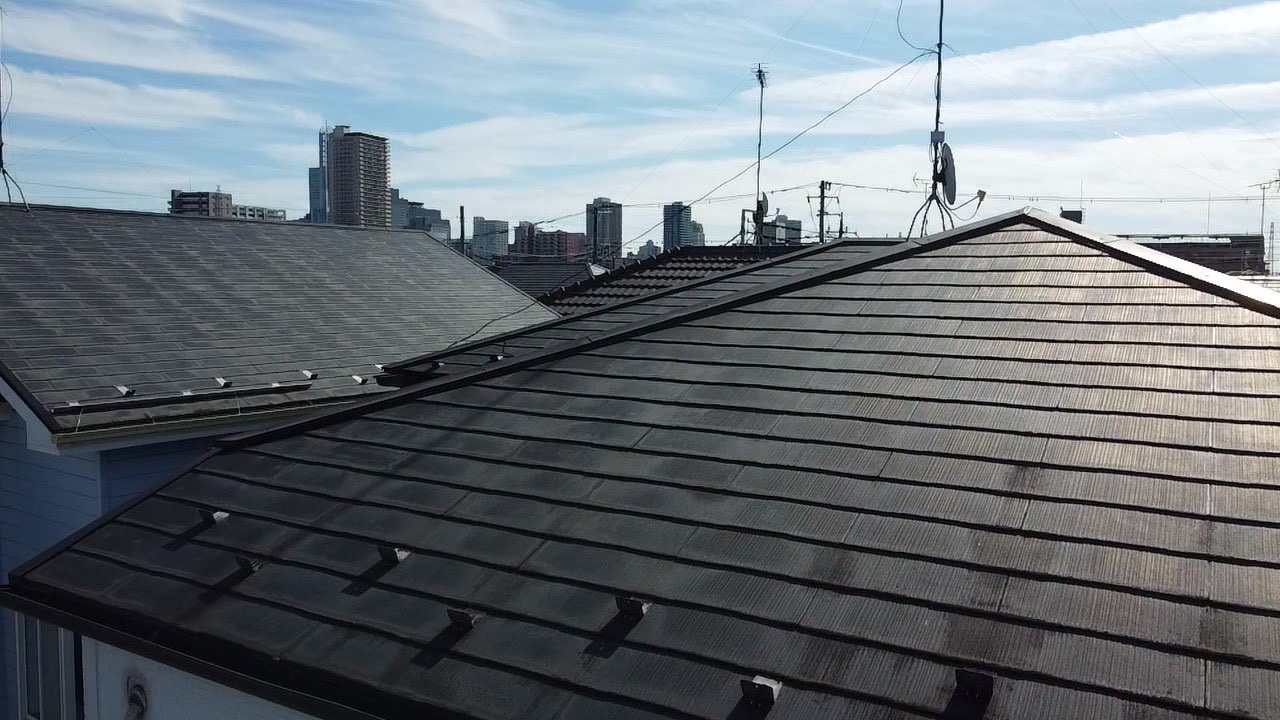 光の反射で色褪せがわかるスレート屋根