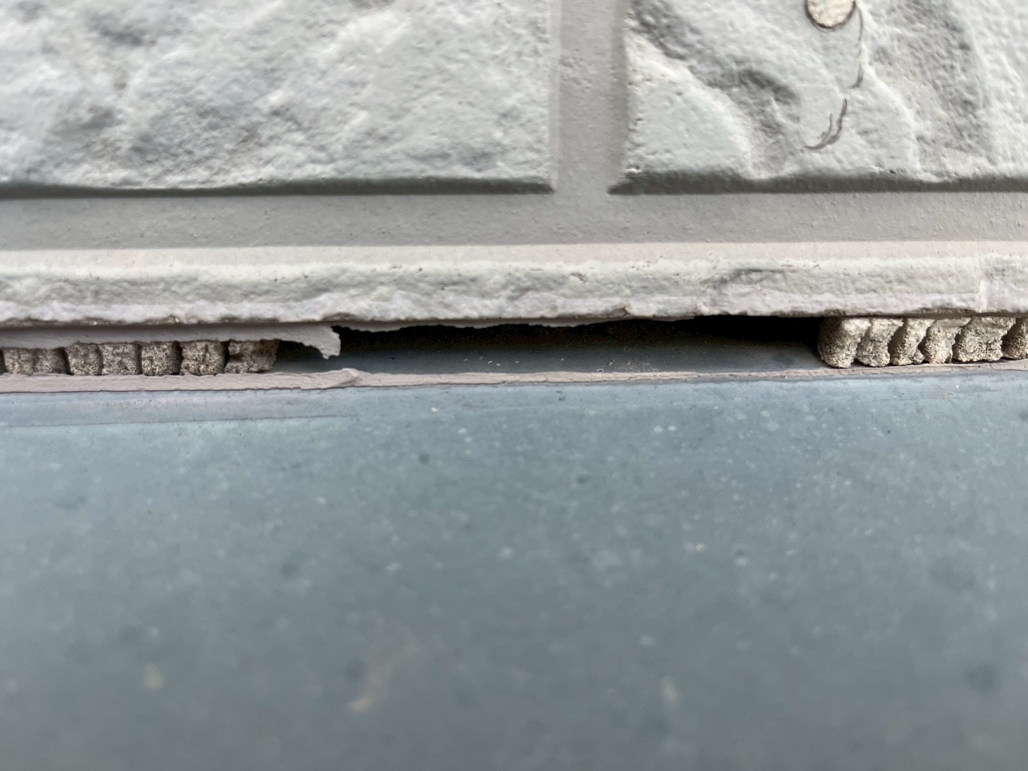 シーリングが取れてしまった白い外壁