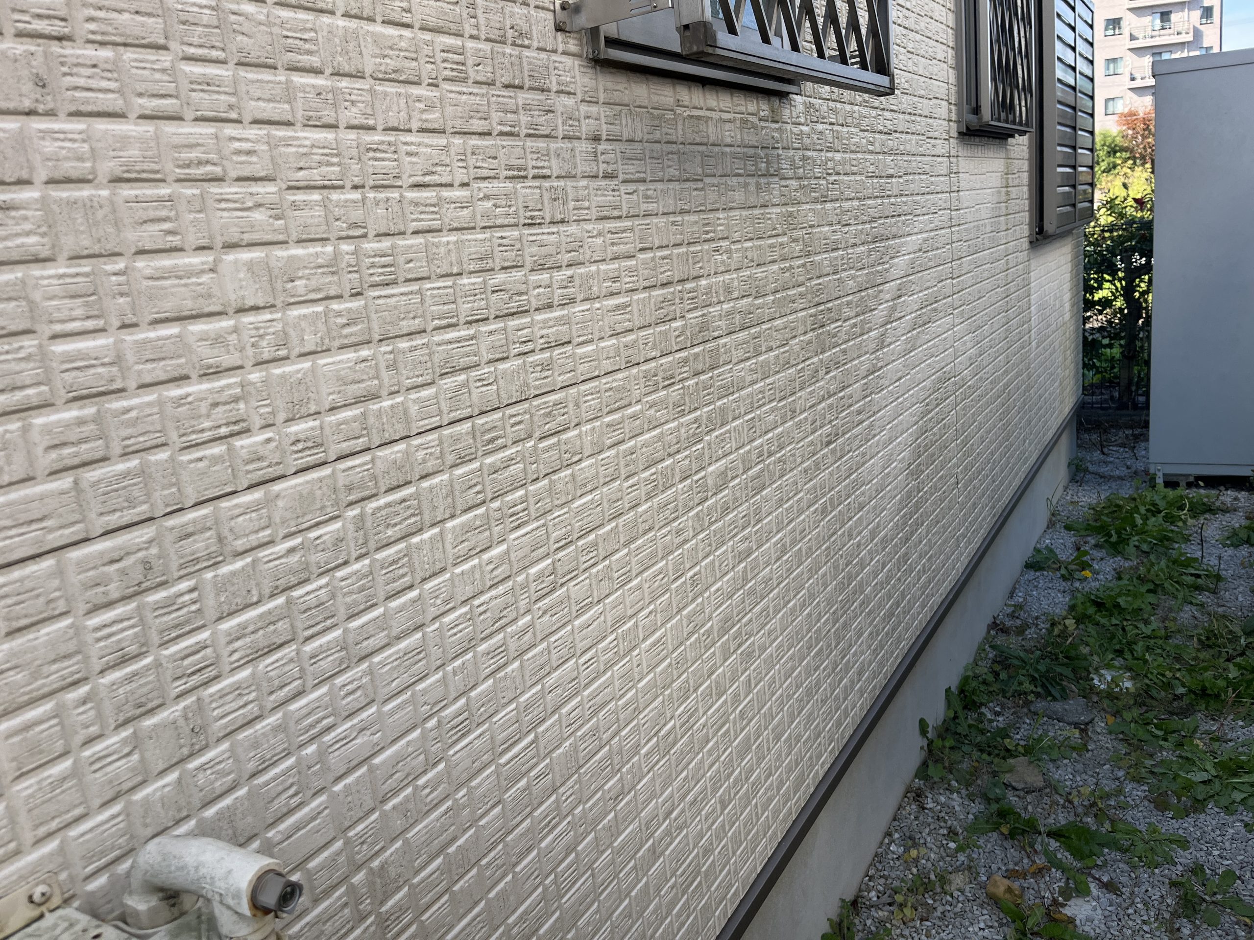 汚れが付着した白い外壁