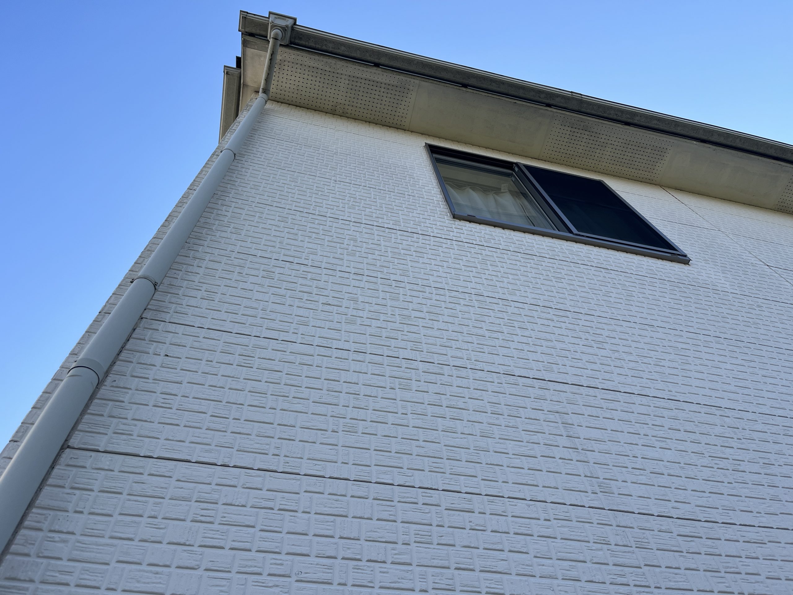 横目字が目立つ白い外壁