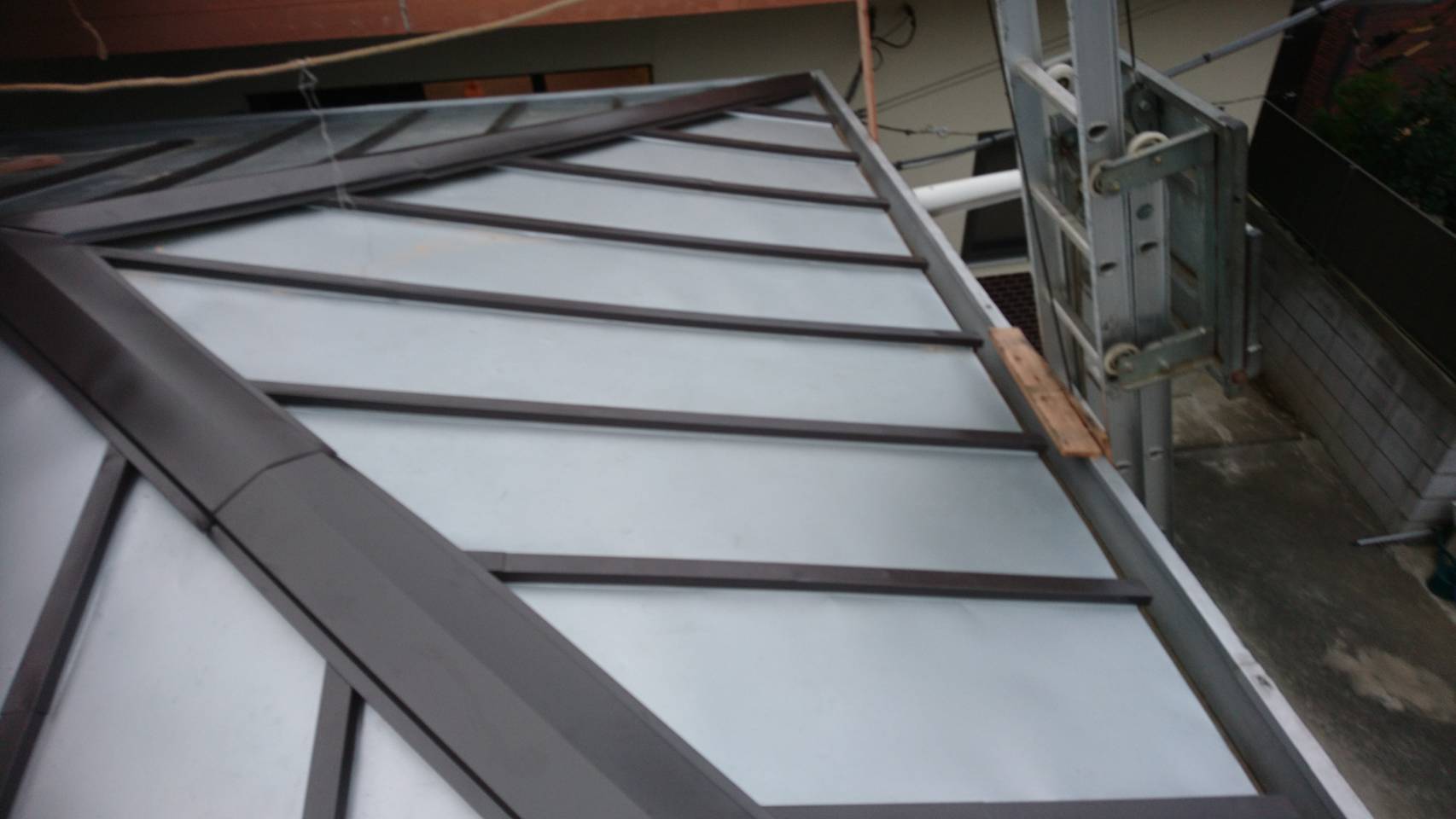 施工後の屋根面と押さえ材の整列