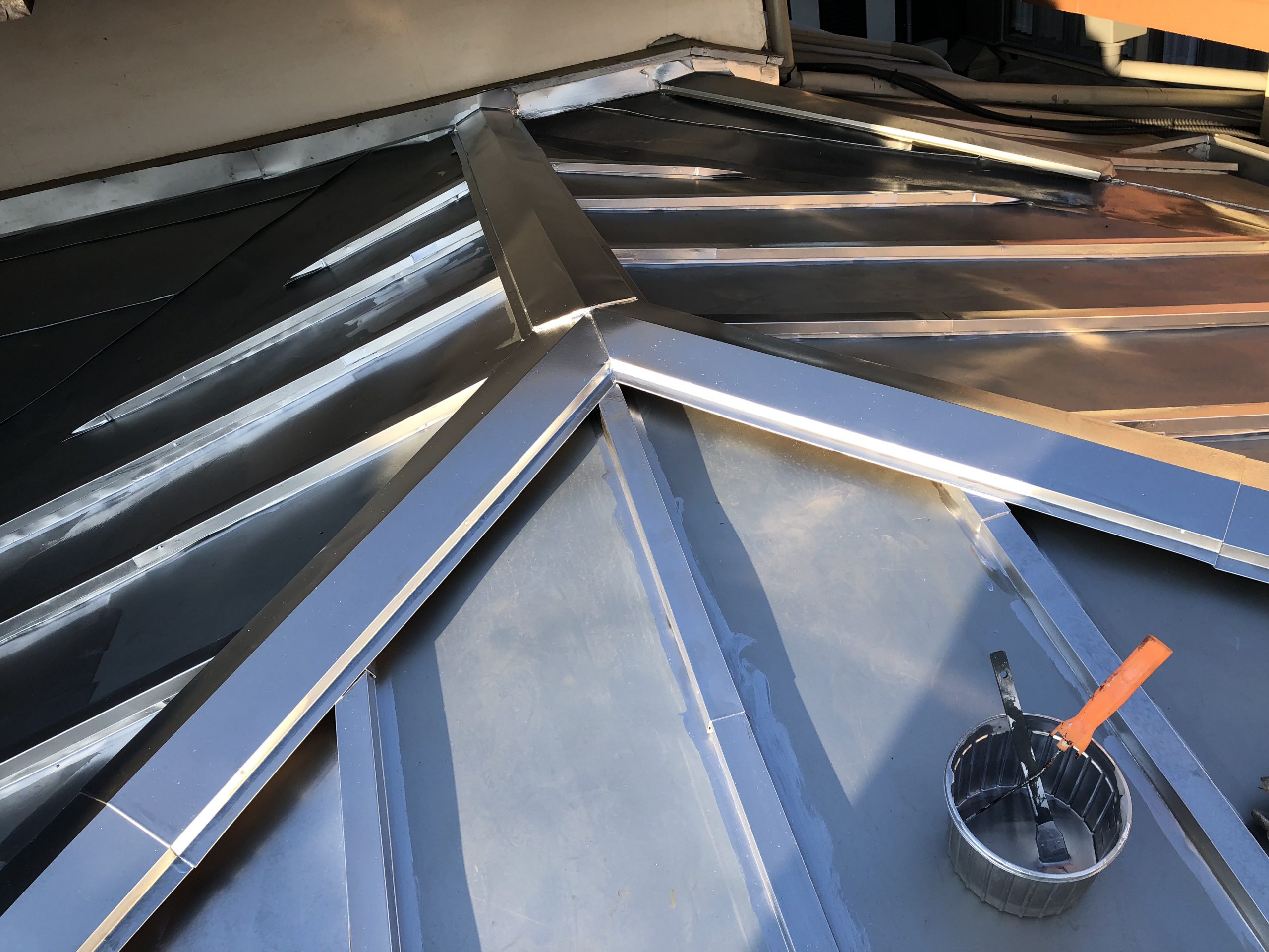 棟・隅部の板金納まりとシーリング処理