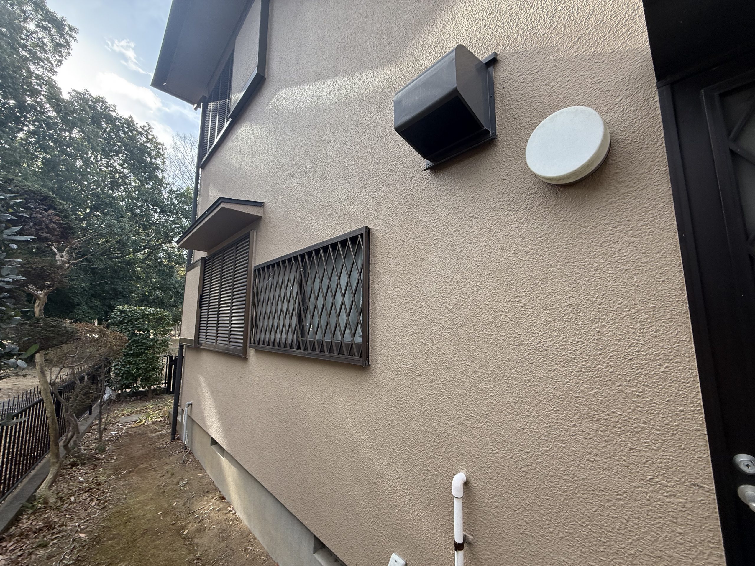 綺麗なベージュの吹付け塗装外壁