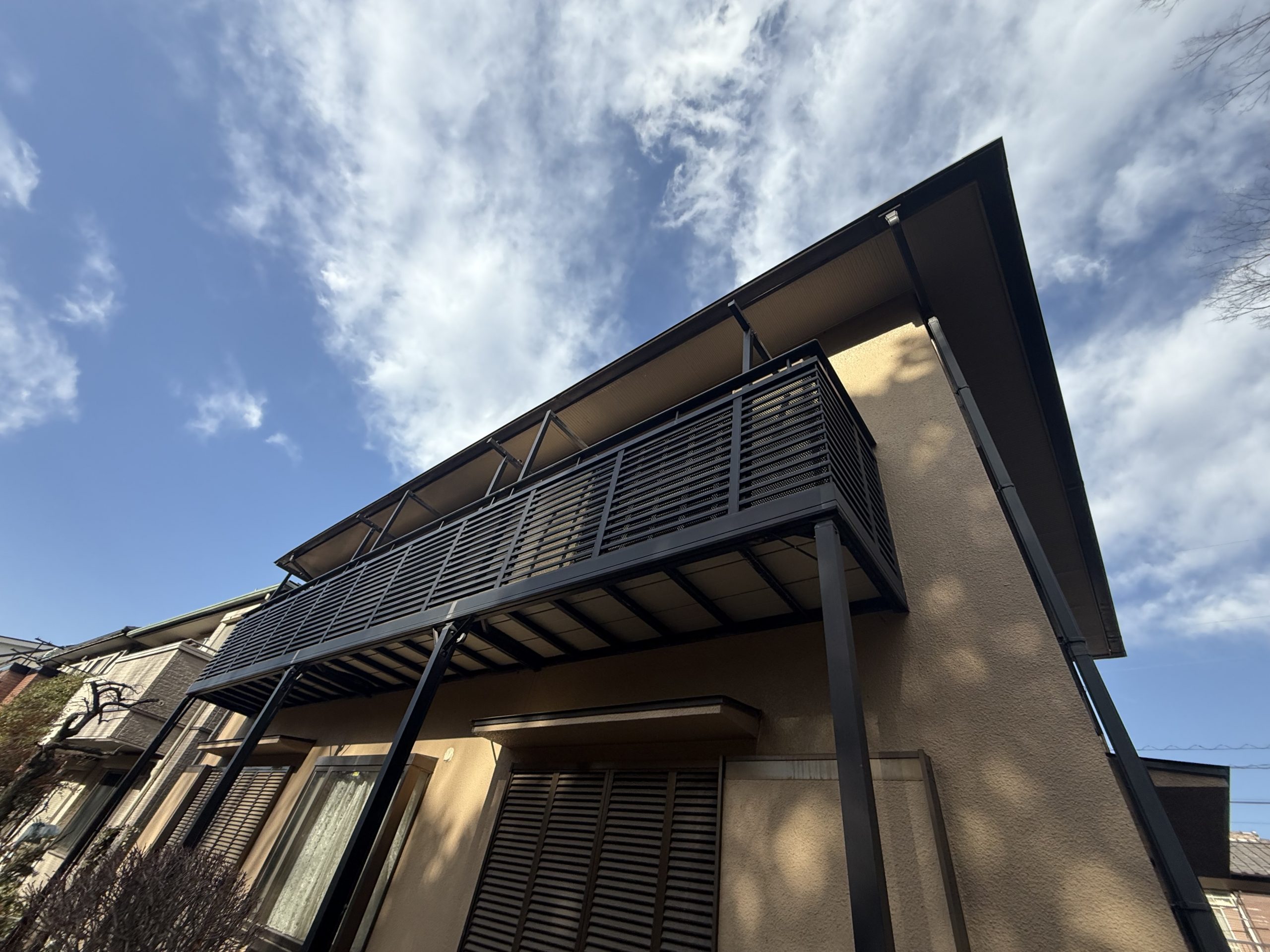 アルミバルコニーとベージュの外壁