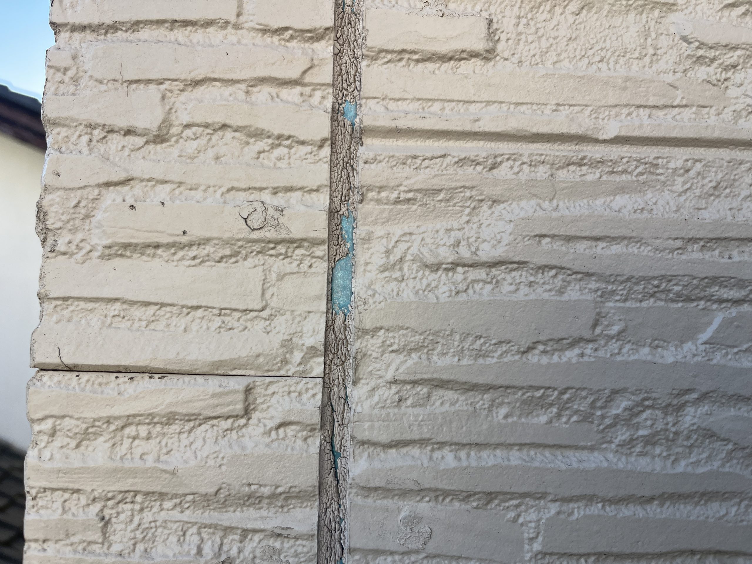 劣化して部分的に剥がれているシーリング