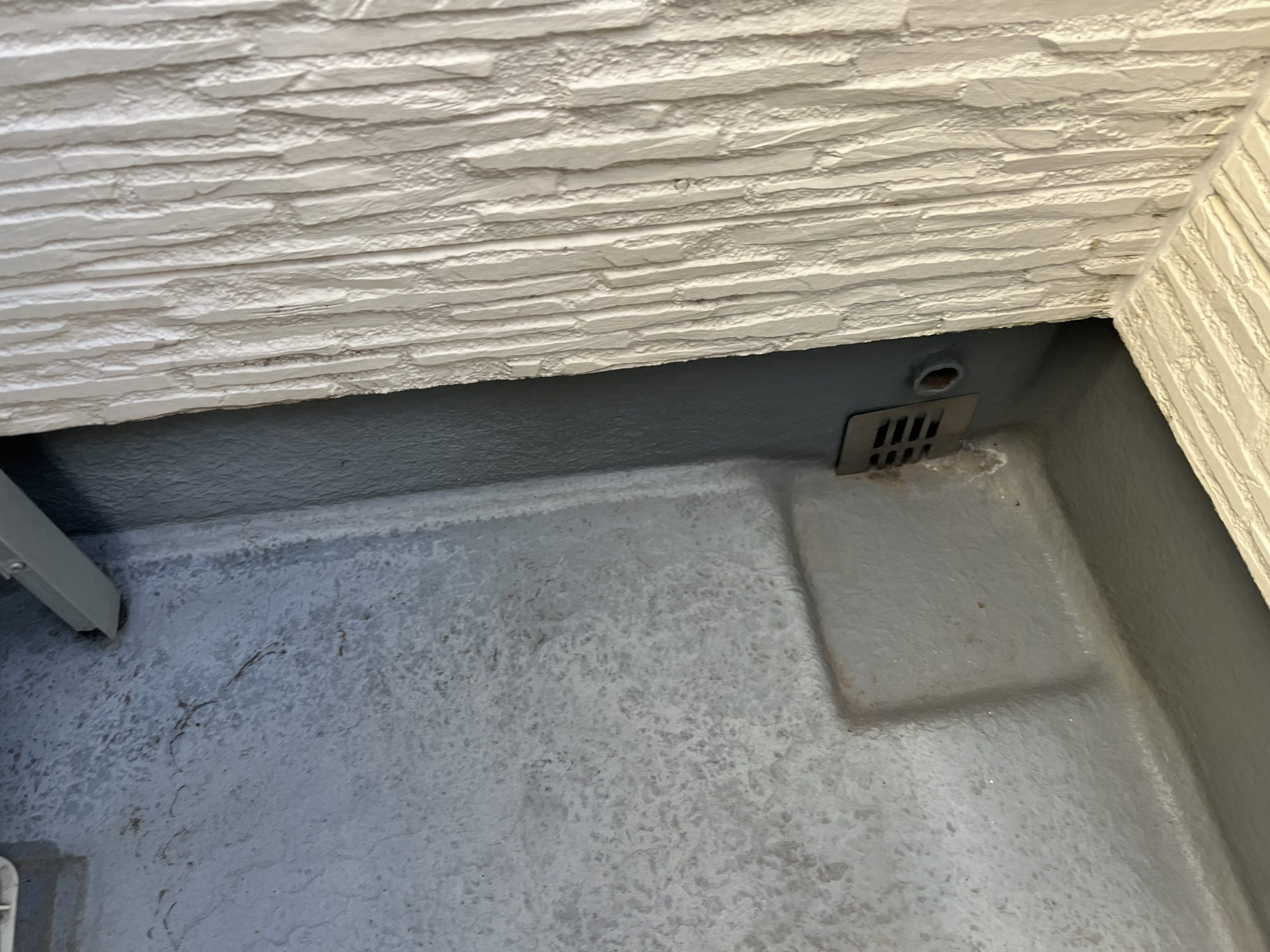 表面がはげているFRP防水のバルコニー床