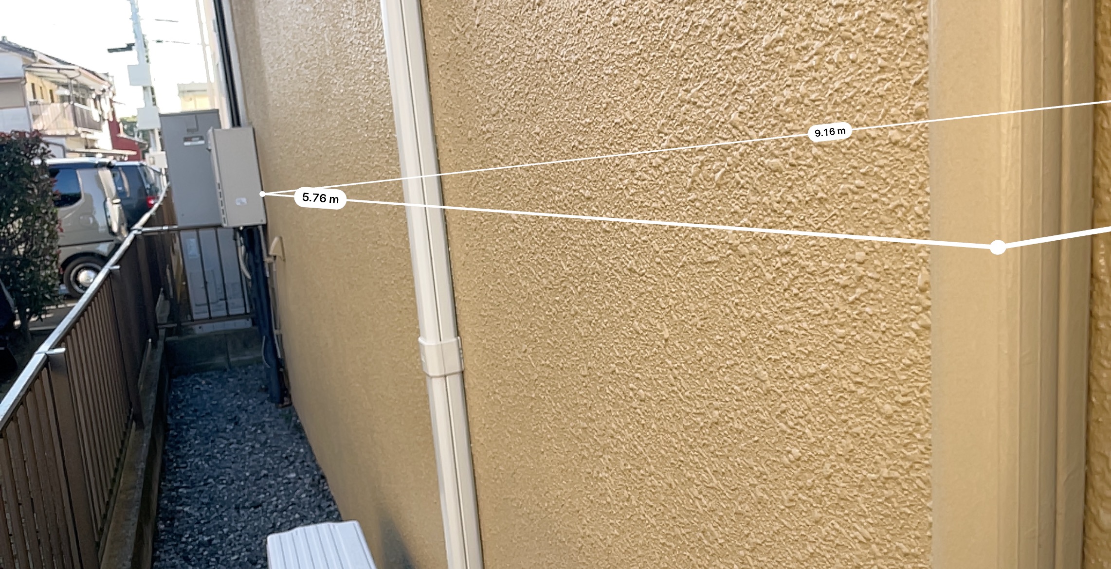 建物の長さを測定中