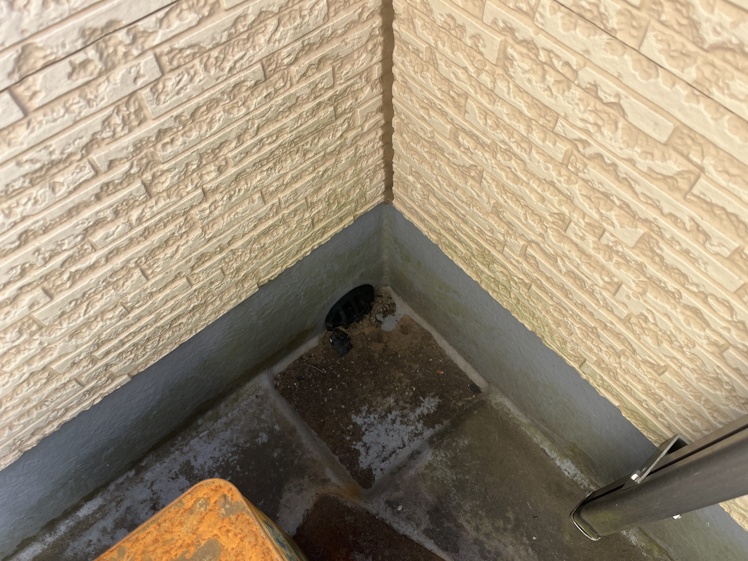 バルコニーの排水溝近くの汚れ